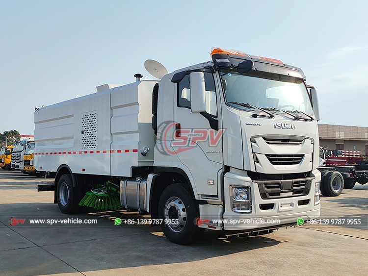 ISUZU 6 Wheels Street Vacuum Truck - Front Right Side